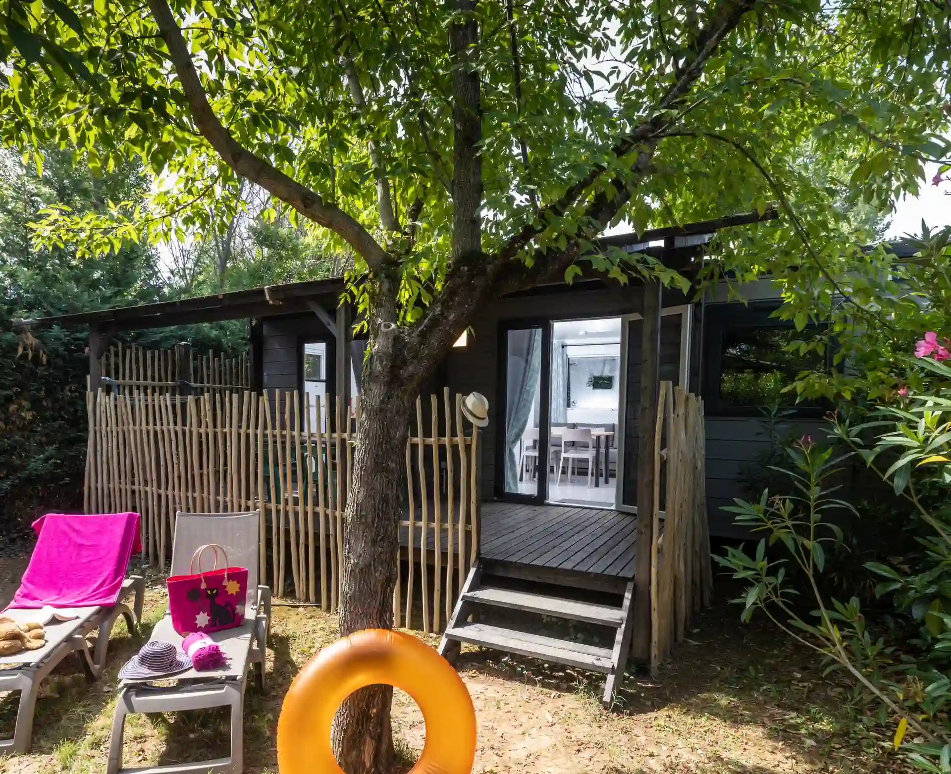 Mobilheim Iris – Überdachte Terrasse – Klimaanlagec