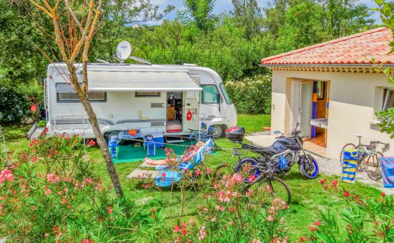 emplacement avec sanitaire privé camping coudoulets