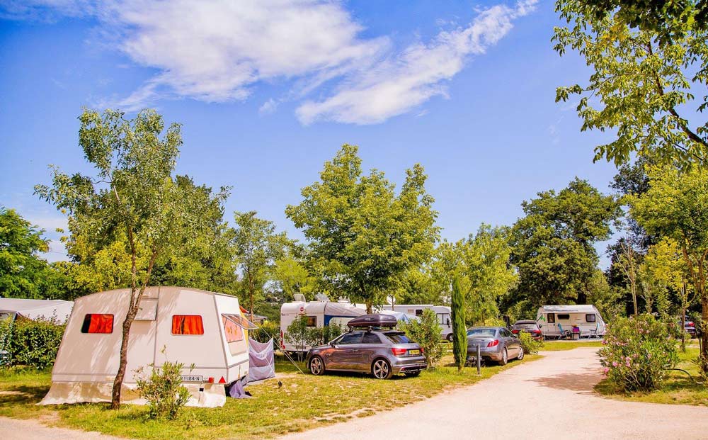 Pitch Grand Confort 100m² water/drainage and electricity (16 A)