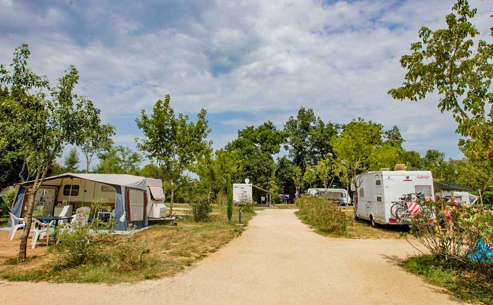 Emplacement 100m² avec sanitaire privatif à 20m